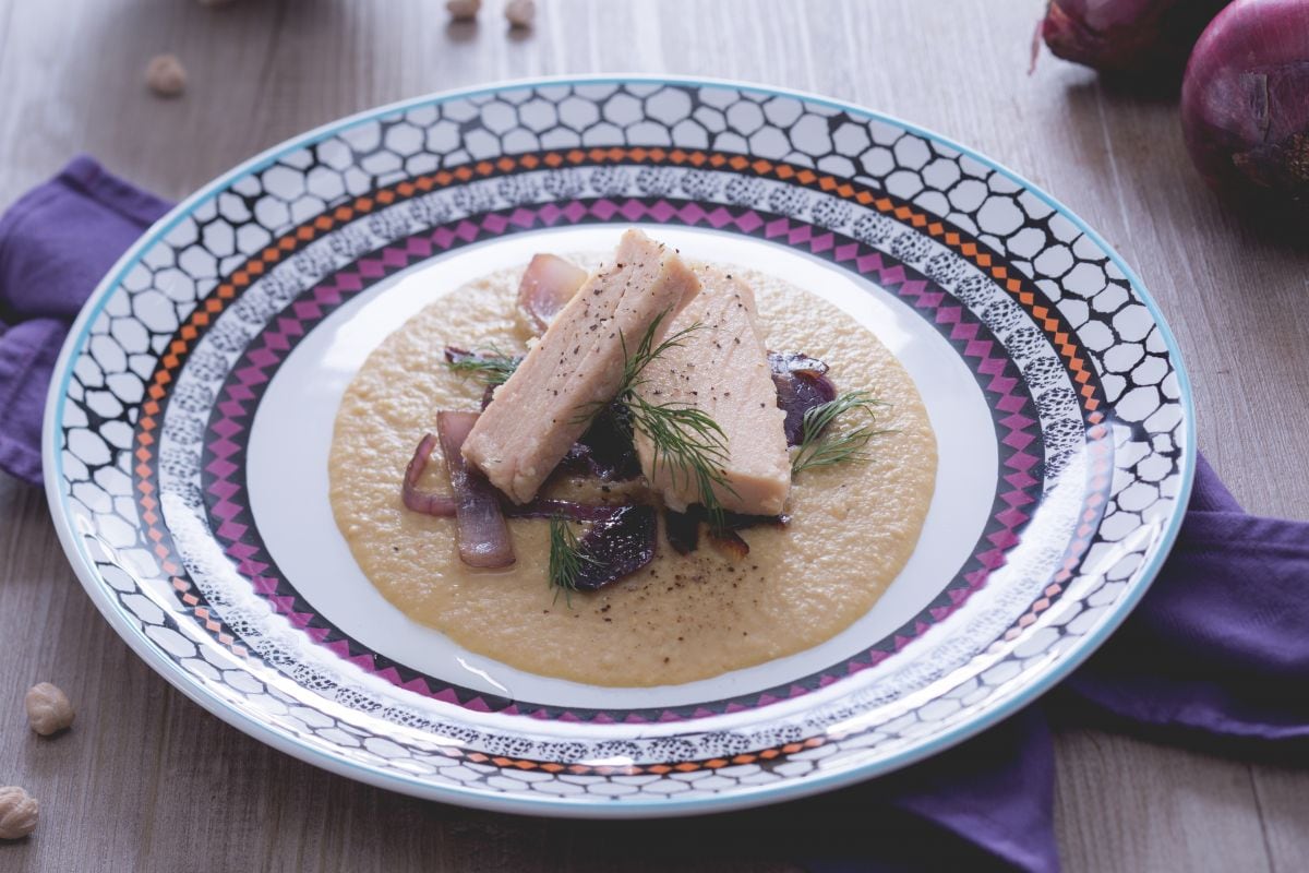 Tuna fillets on chickpea and red onion velouté