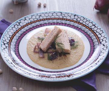 Tuna fillets on chickpea and red onion velouté