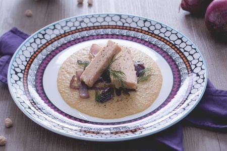 Tuna fillets on chickpea and red onion velouté