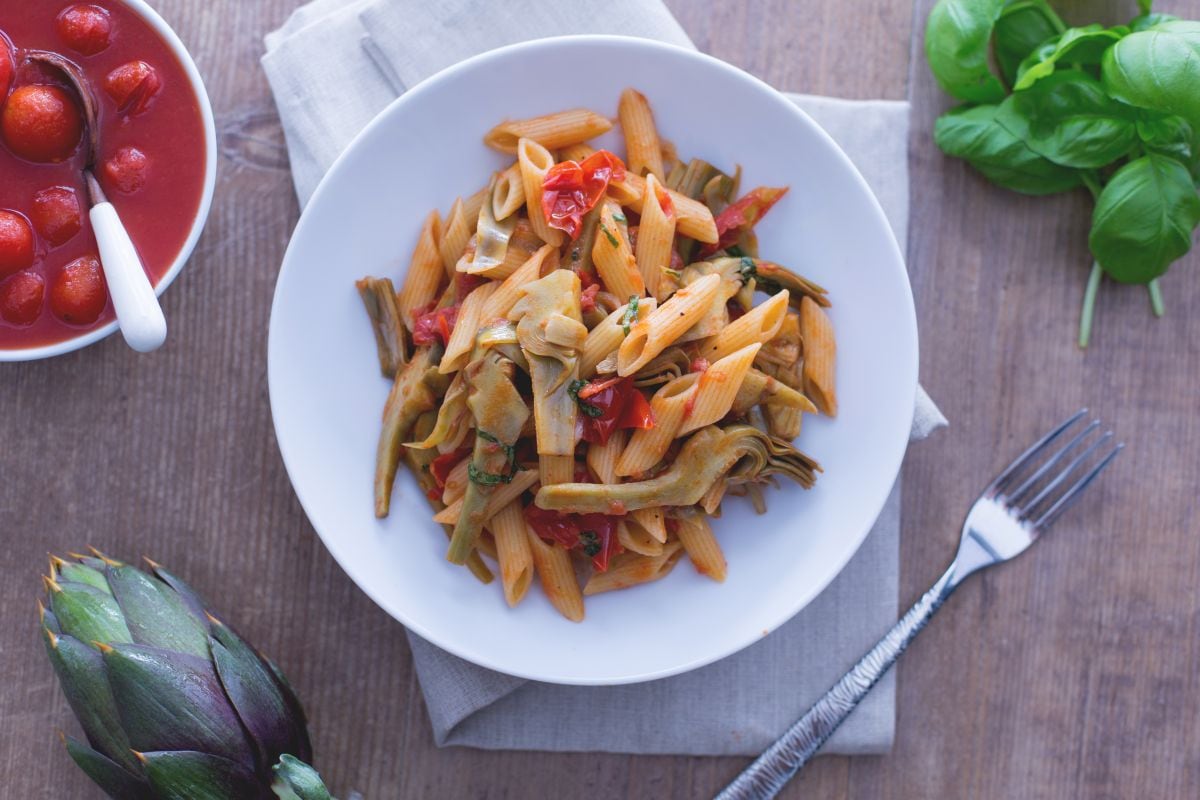 Penne with artichokes and tomato