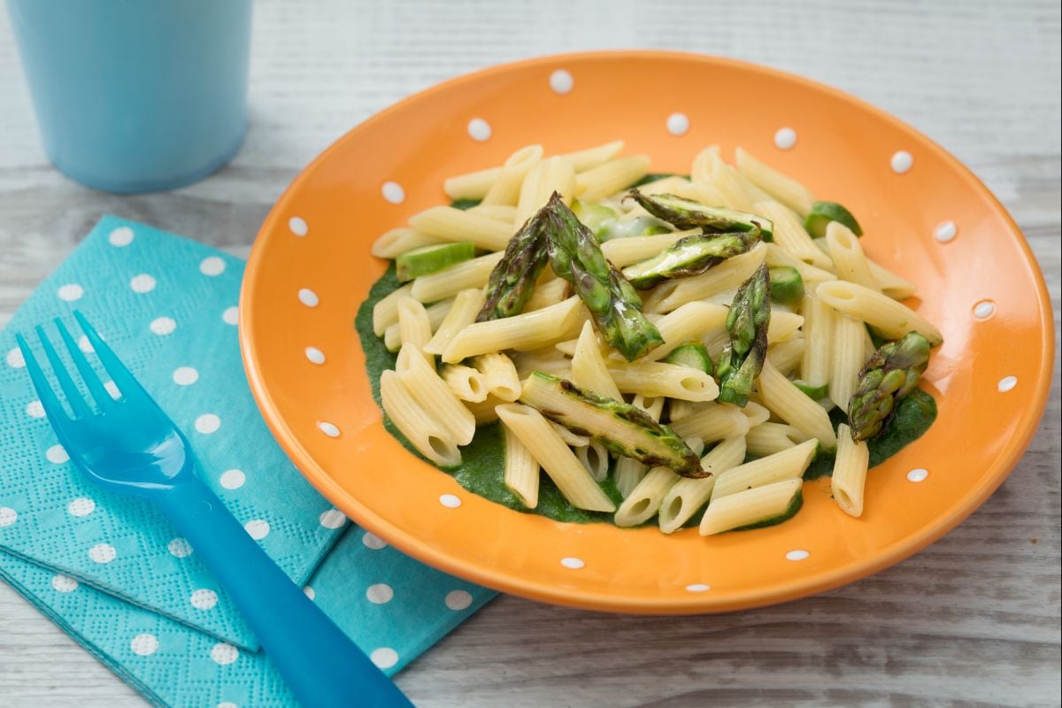 Mini penne with asparagus tips and spinach cream