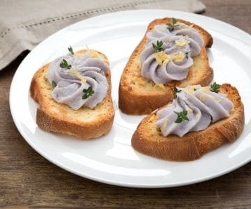 Cod creamed with yogurt and purple potatoes