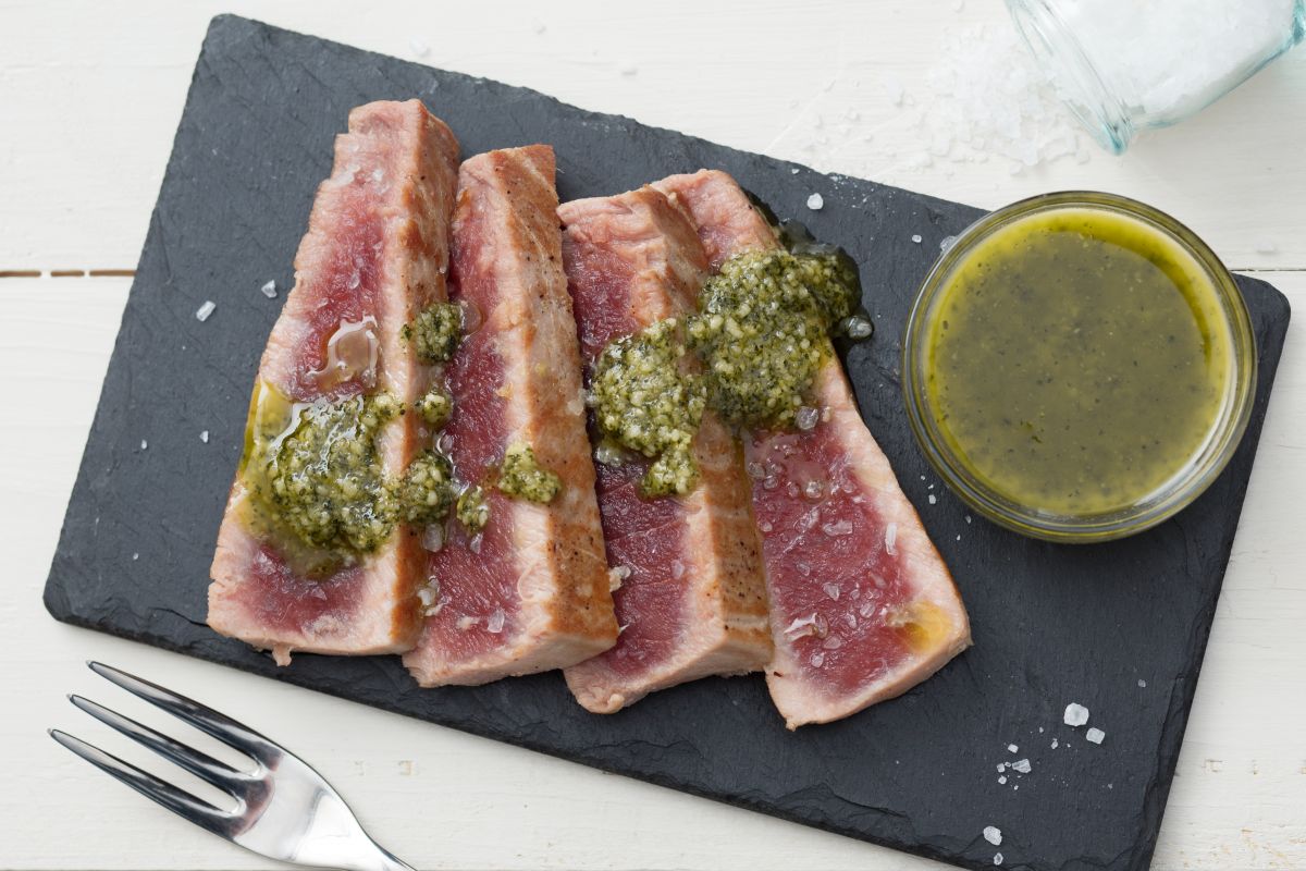 Tuna steak with mint pesto