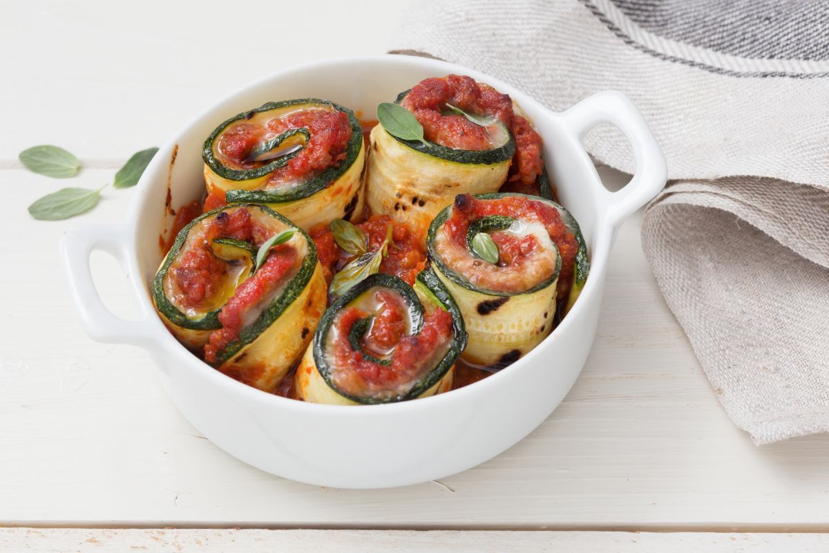 Zucchini rolls with ragù