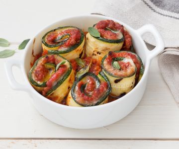 Zucchini rolls with ragù
