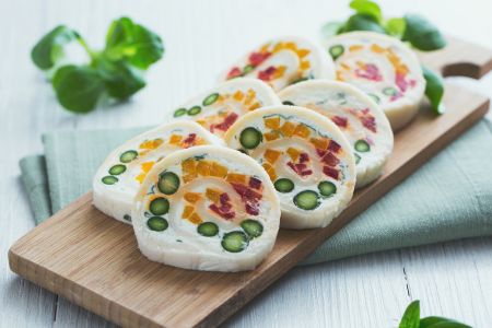 Bread rolls with vegetables and goat cheese