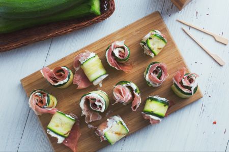 Zucchini rolls with prosciutto and robiola