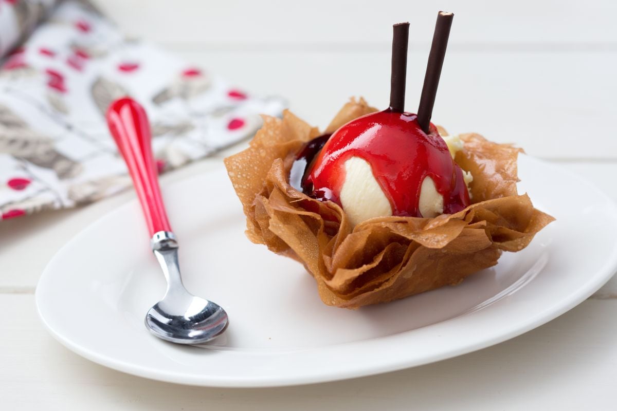 Filo pastry baskets with ice cream