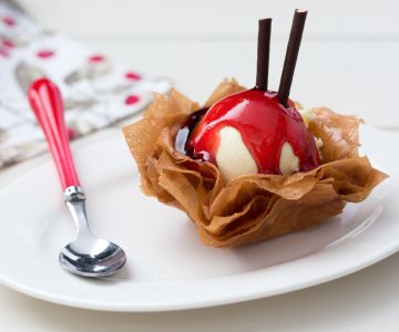 Filo pastry baskets with ice cream