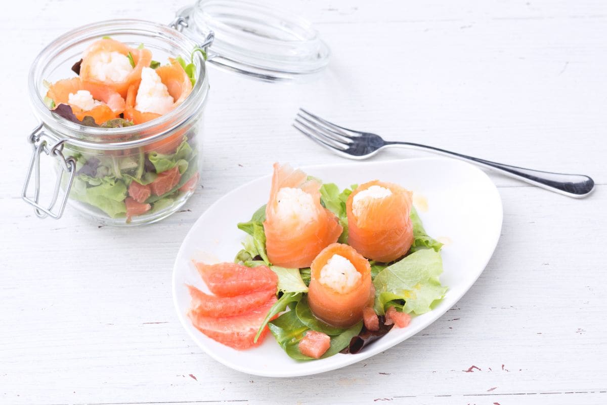 Salmon bites with grapefruit salad