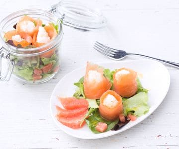 Salmon bites with grapefruit salad