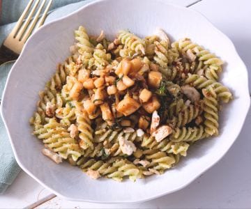 Pasta with lettuce pesto and squid