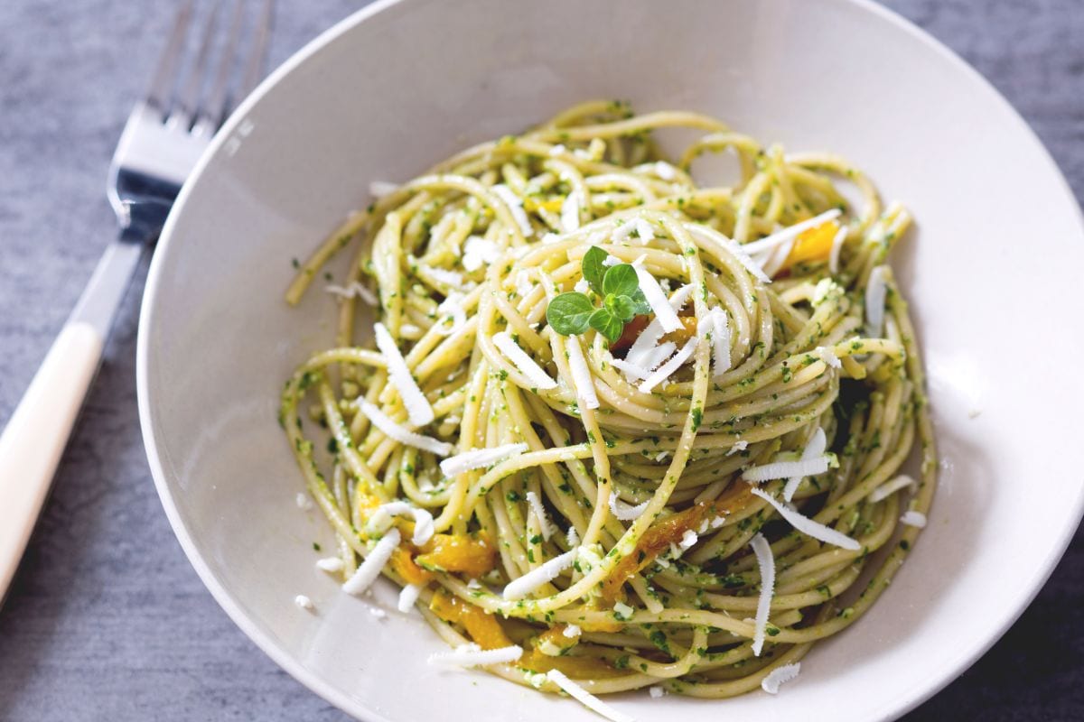 Pasta with baby spinach and pepper pesto