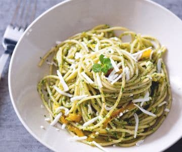 Pasta with baby spinach and pepper pesto