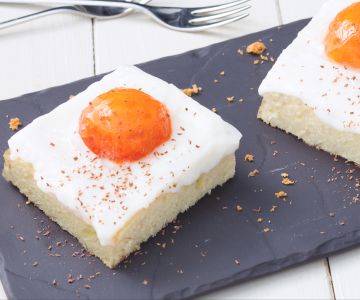 Cake with fresh apricots