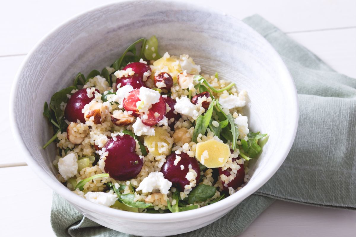 Bulgur with cherries and goat cheese