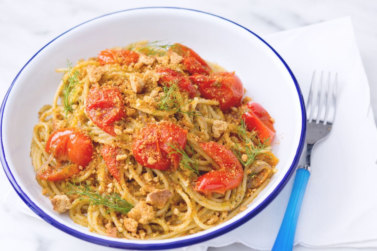 Pasta with tomatoes and frisella