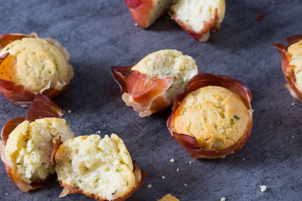 Mini savory muffins with ricotta and speck