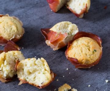 Mini savory muffins with ricotta and speck