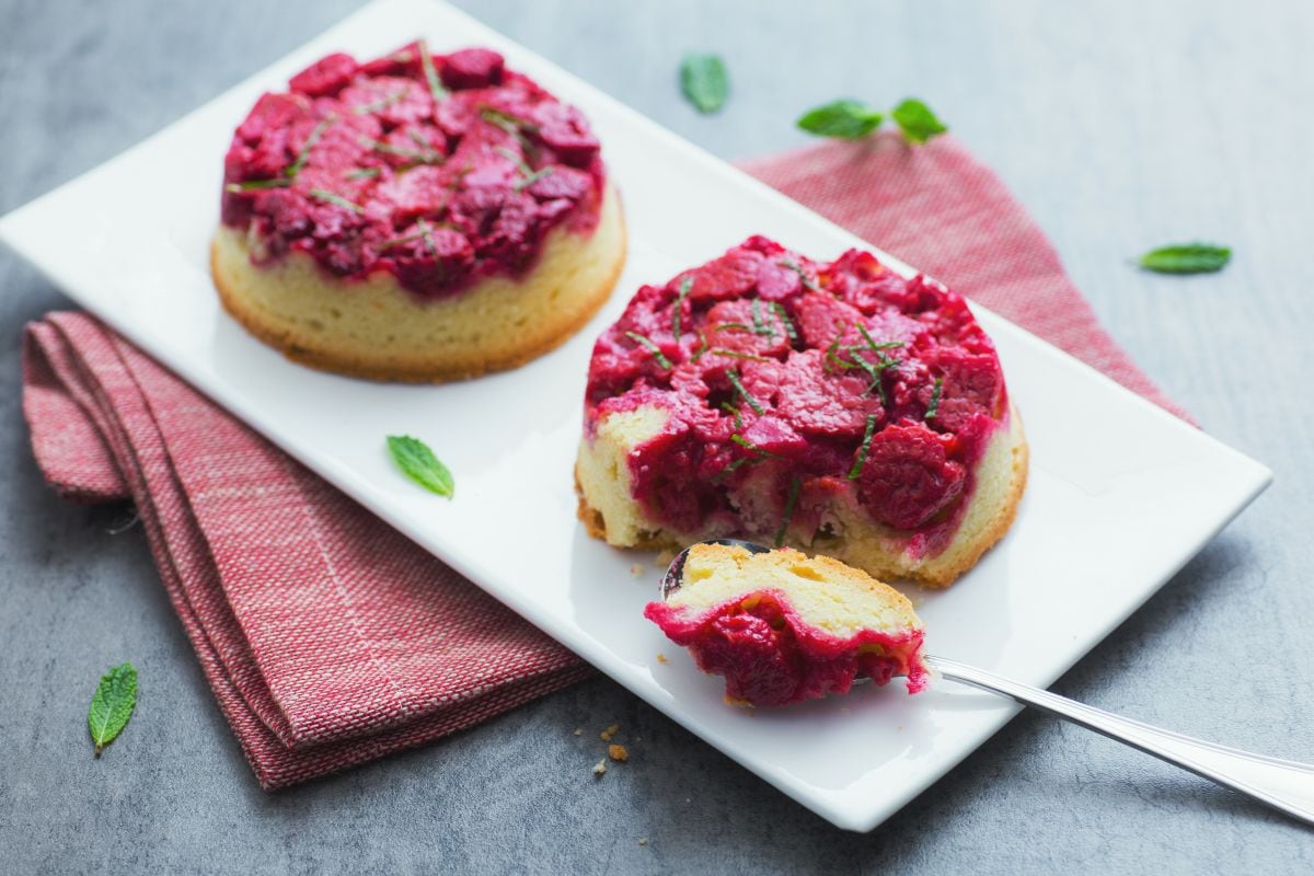 Upside-down raspberry cakes