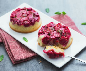 Upside-down raspberry cakes