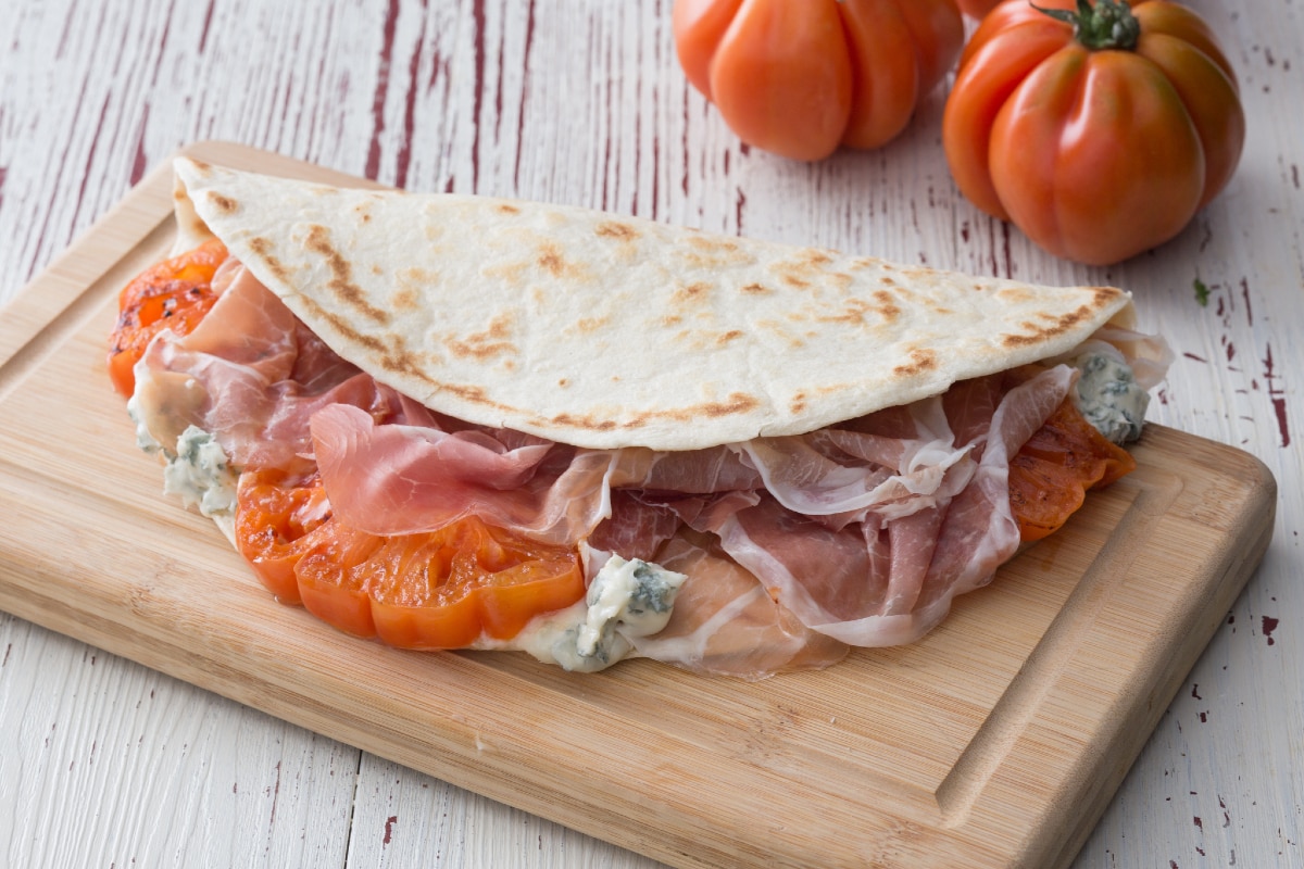 Gorgonzola flatbread with cured ham and tomatoes