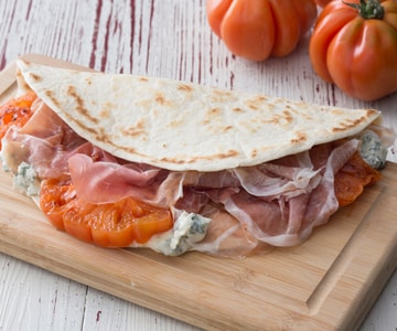 Gorgonzola flatbread with cured ham and tomatoes