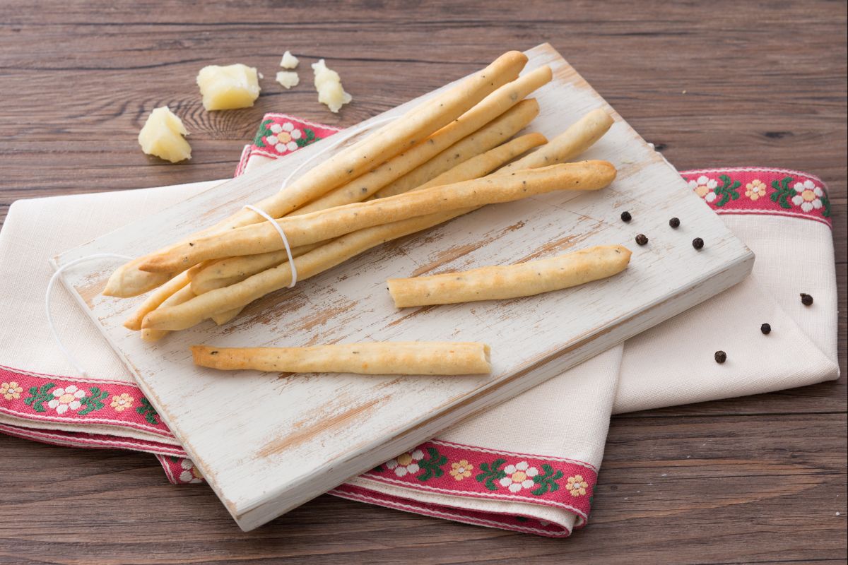 Cacio e pepe breadsticks