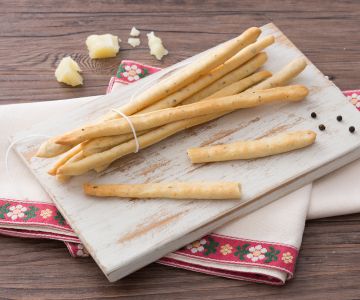 Cacio e pepe breadsticks