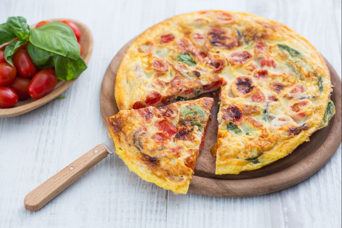Omelette with tomatoes and basil