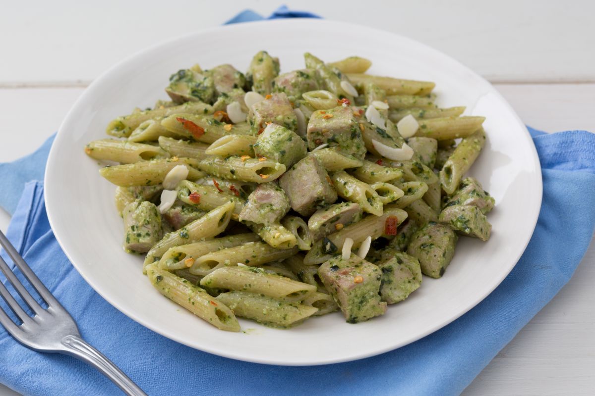 Pasta with pesto and fresh tuna