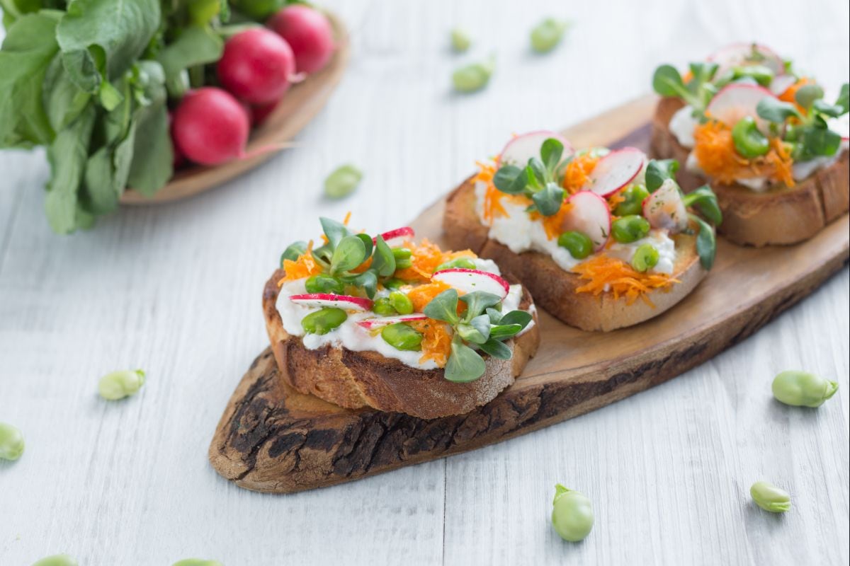 Bruschetta with burrata and vegetables