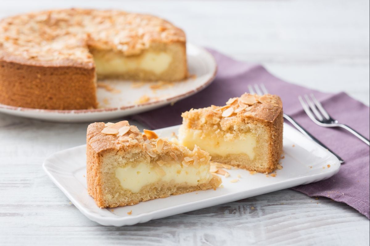 Soft tart with cream