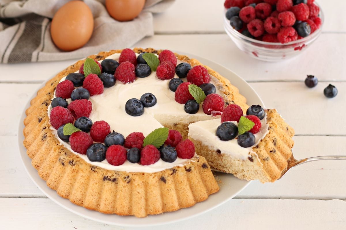 Soft cake with yogurt and fruit