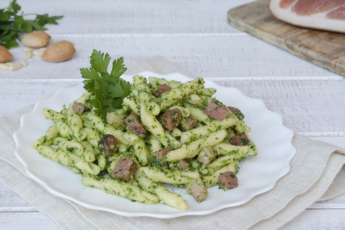 Pasta with parsley pesto and speck