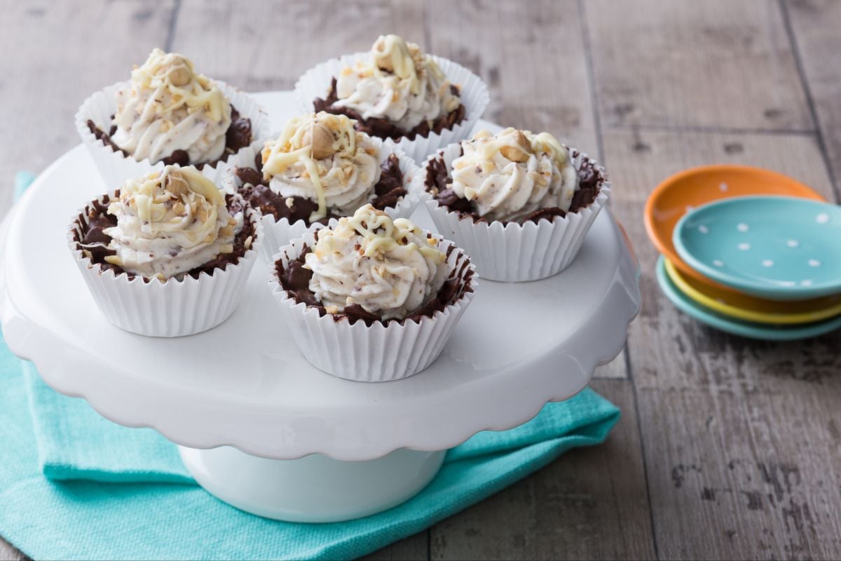 Crunchy chocolate cups with mascarpone cream