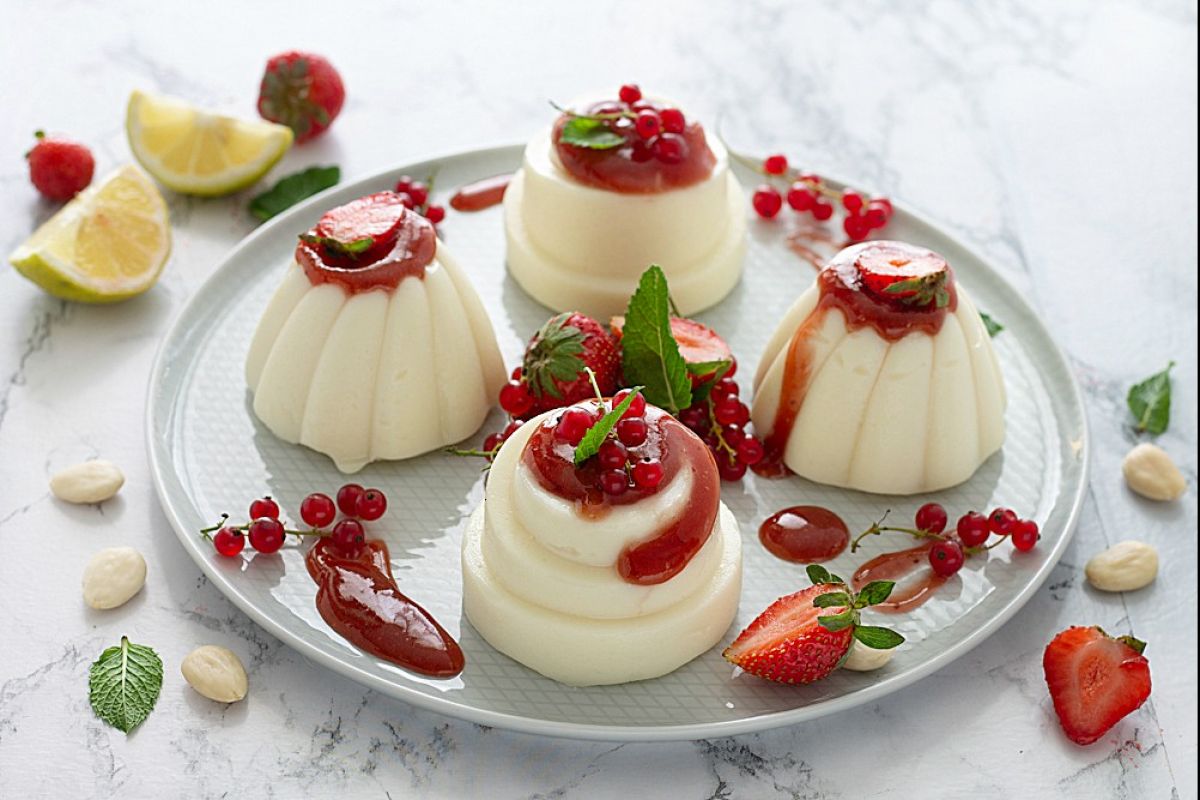 Almond puddings with strawberry jam