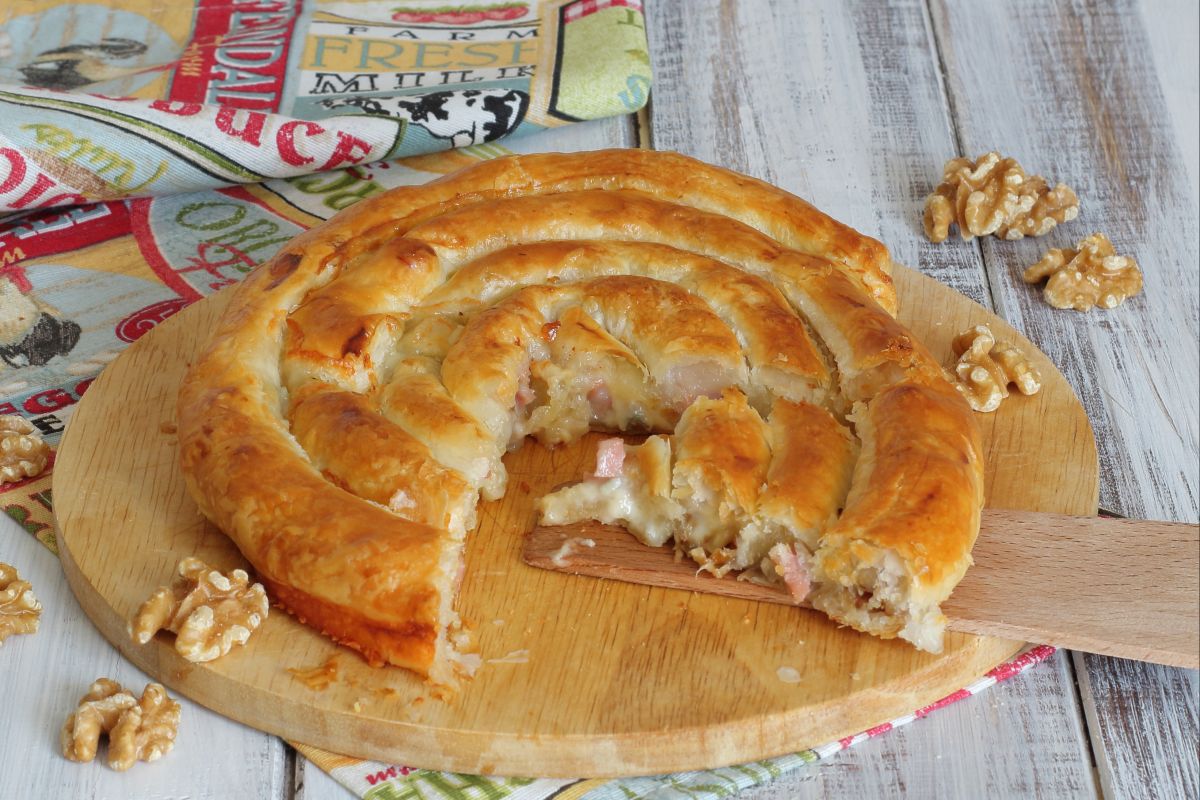 Puff pastry snail with gorgonzola and mortadella