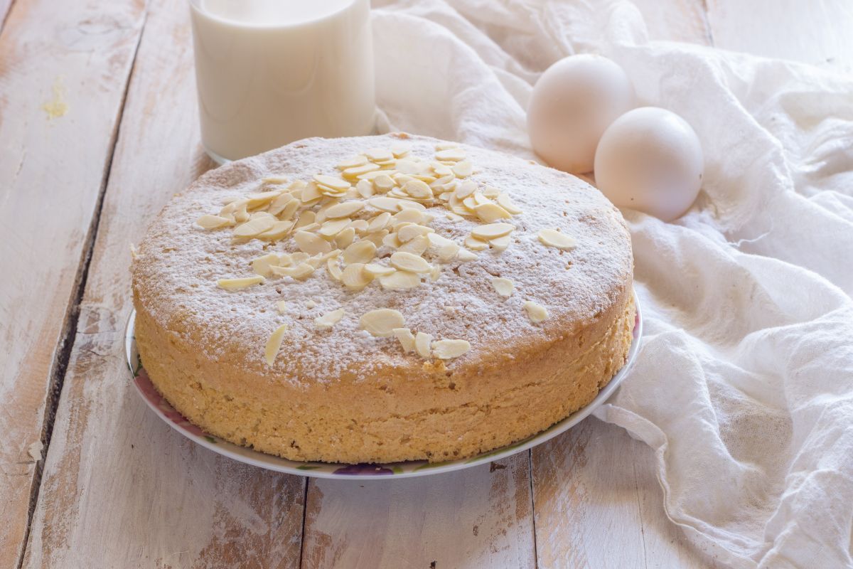 Almond milk cake without eggs