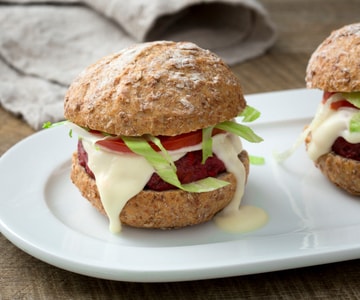 Rice and beetroot burgers with Grana Padano sauce