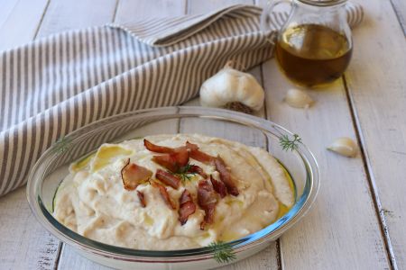 Bean purée with crispy speck