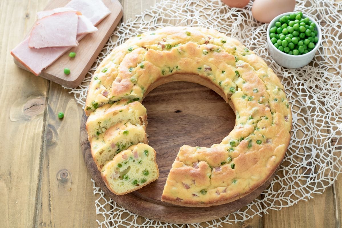 Savory robiola ring cake with peas and ham