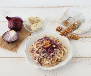Spaghetti with red onions, walnuts, and gorgonzola