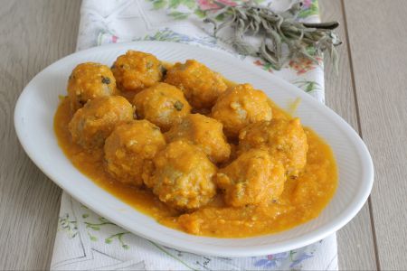 Pork meatballs in pumpkin cream