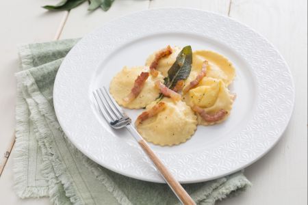 Ravioli with cheese and egg cream