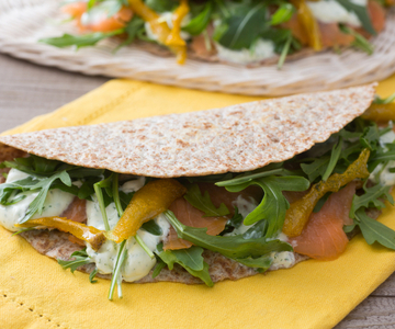 Salmon flatbread with yogurt sauce