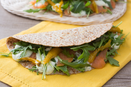 Salmon flatbread with yogurt sauce