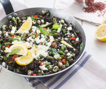 One-pot vegetarian red rice paella