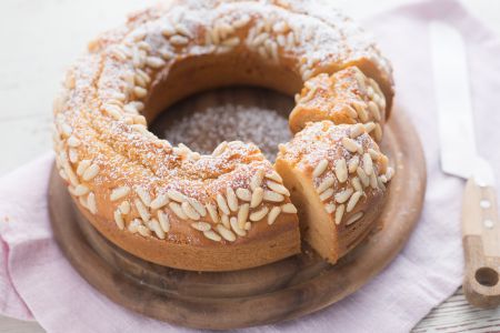 Ricotta ring cake with honey and pine nuts