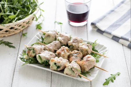 Veal skewers with arugula and scamorza